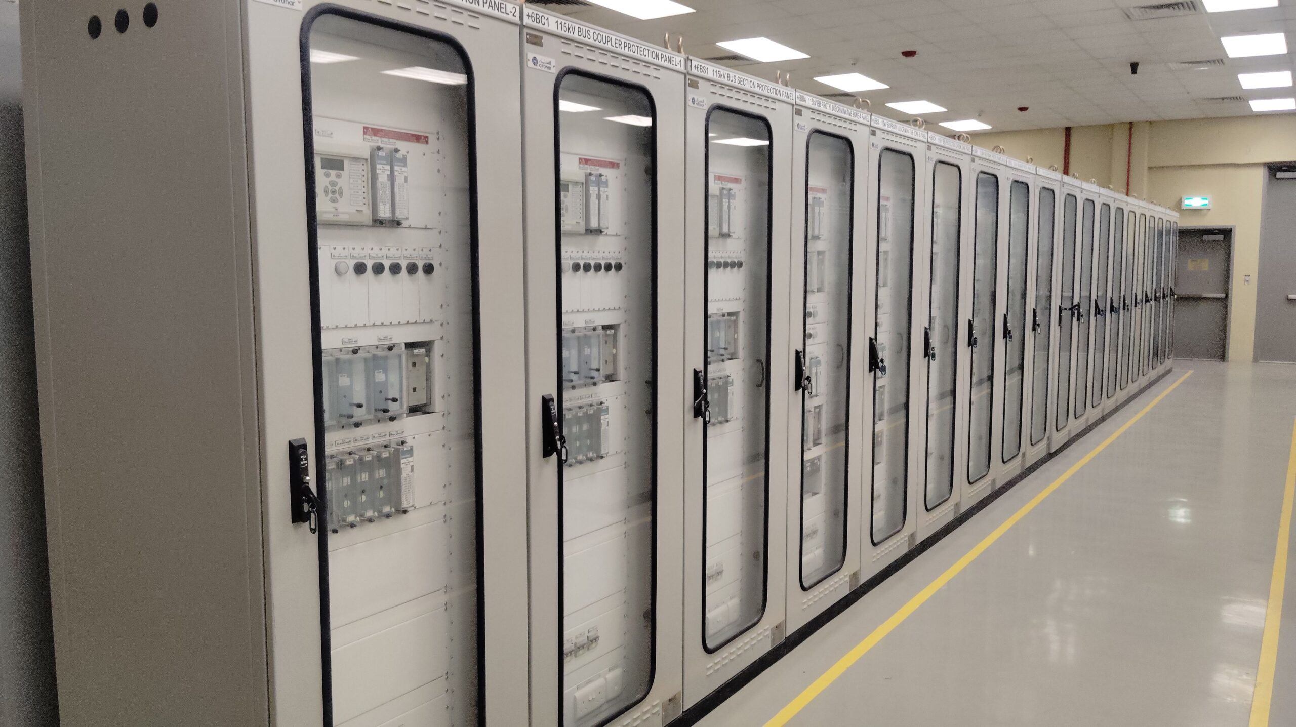 Rangée d’armoires électriques dans un local technique